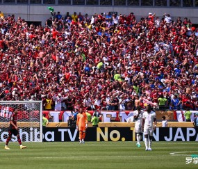 开云-詹姆斯重返赛场，锐不可当首场状态出色，切尔西观众沸腾！