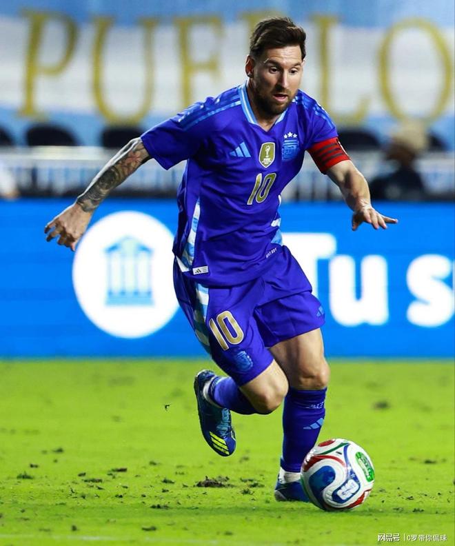 苏亚雷斯犯规 苏亚雷斯犯规